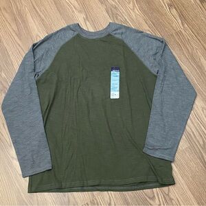Basic Editions  Henley Size L Men  T-Shirt Long Sleeve . Green Gray Cotton